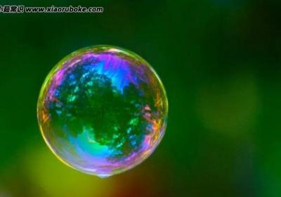 為什么肥皂泡上有流動的彩色斑紋，肥皂泡五顏六色的光學原理