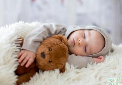 新生兒跟大人睡大床嗎 嬰兒睡覺光腳還是穿襪子